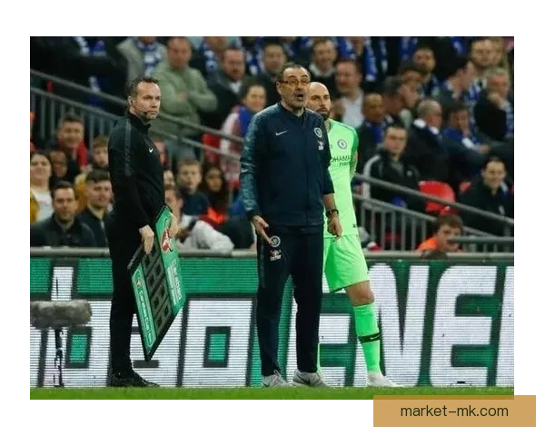 萨里场边怒摔水瓶情绪失控提前离场更衣室风波持续发酵引发关注升